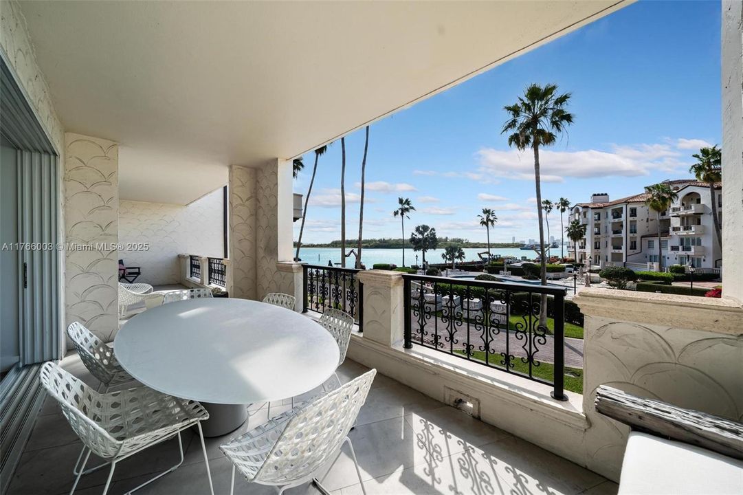 Recently Sold: $4,800,000 (3 beds, 3 baths, 2744 Square Feet)