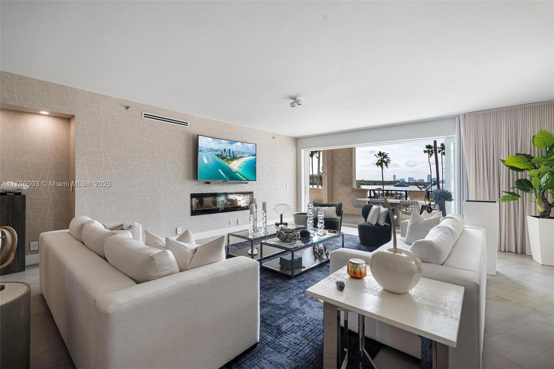 Recently Sold: $4,800,000 (3 beds, 3 baths, 2744 Square Feet)