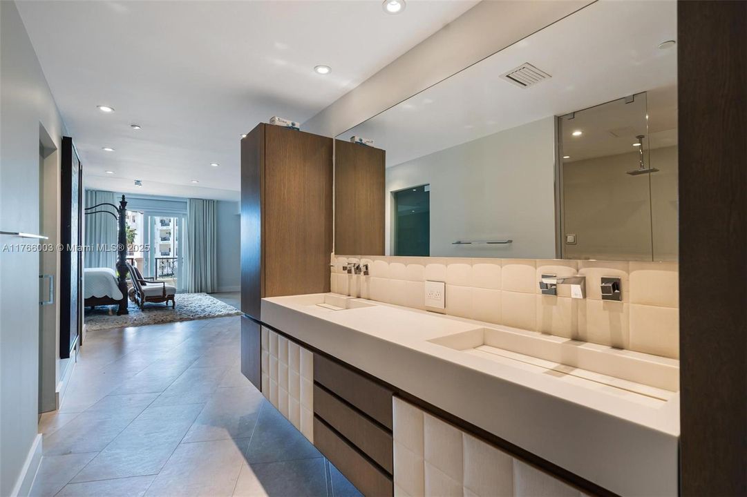 Recently Sold: $4,800,000 (3 beds, 3 baths, 2744 Square Feet)