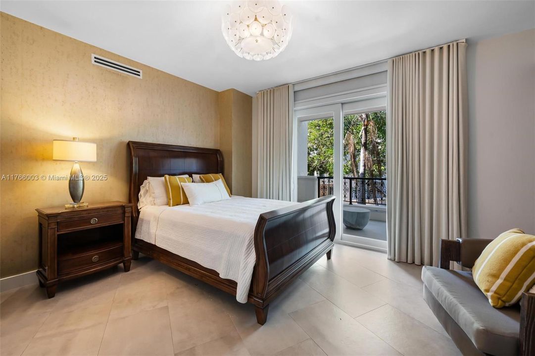 Recently Sold: $4,800,000 (3 beds, 3 baths, 2744 Square Feet)