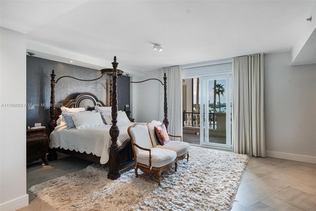 Recently Sold: $4,800,000 (3 beds, 3 baths, 2744 Square Feet)