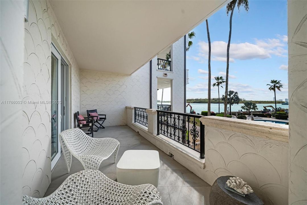 Recently Sold: $4,800,000 (3 beds, 3 baths, 2744 Square Feet)