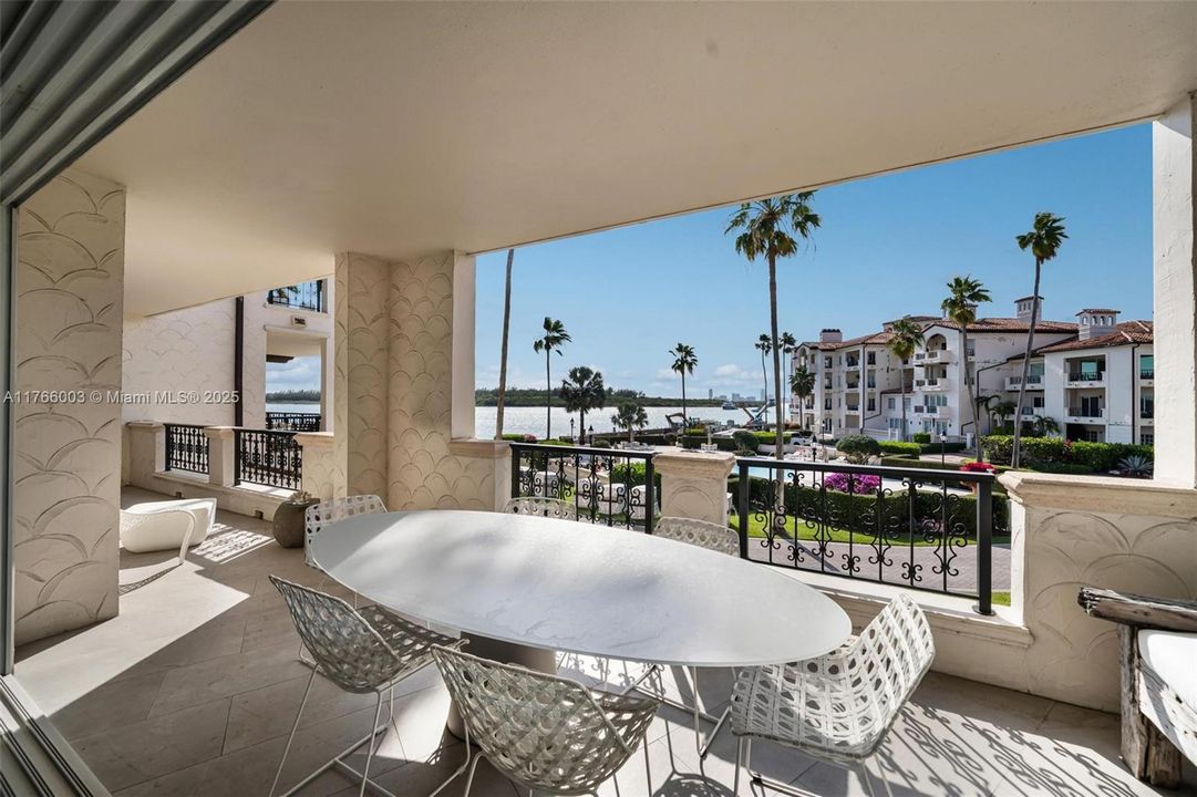 Recently Sold: $4,800,000 (3 beds, 3 baths, 2744 Square Feet)