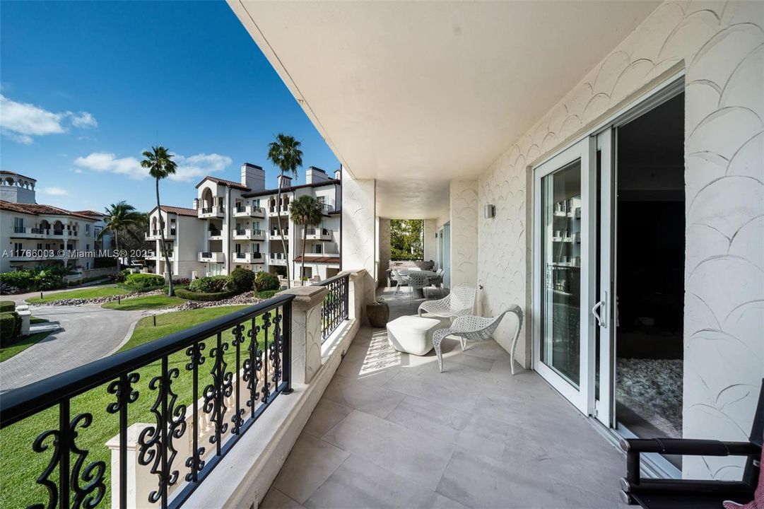 Recently Sold: $4,800,000 (3 beds, 3 baths, 2744 Square Feet)