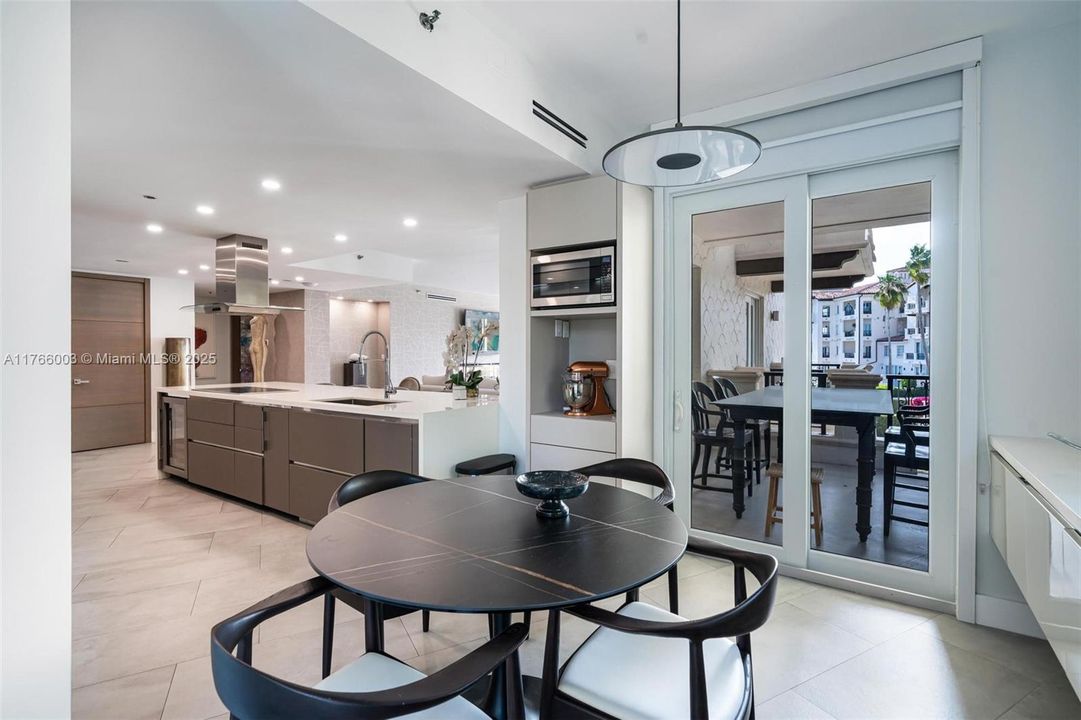 Recently Sold: $4,800,000 (3 beds, 3 baths, 2744 Square Feet)