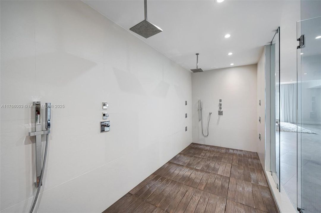 Recently Sold: $4,800,000 (3 beds, 3 baths, 2744 Square Feet)