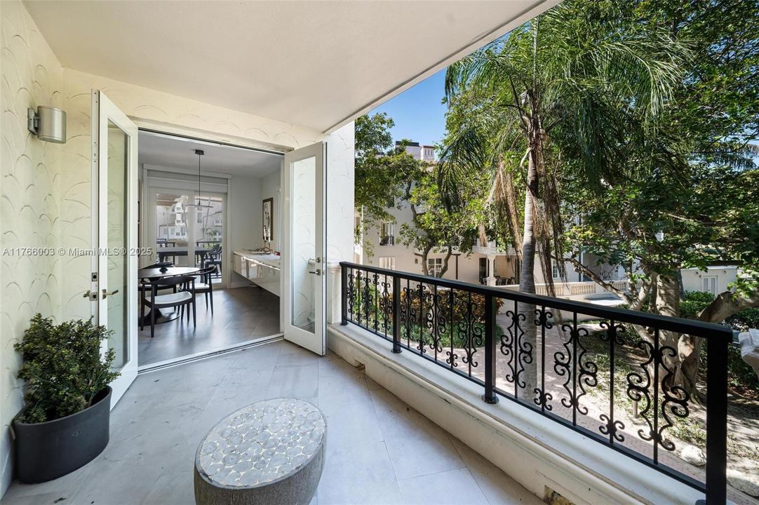 Recently Sold: $4,800,000 (3 beds, 3 baths, 2744 Square Feet)