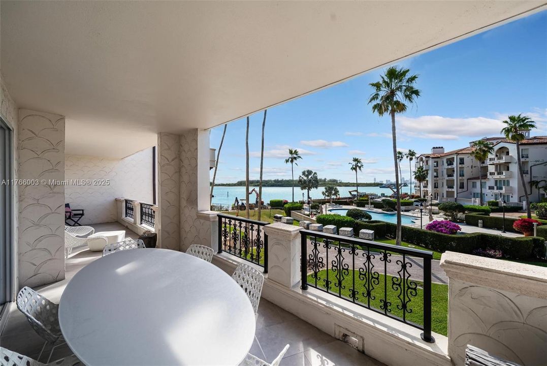 Recently Sold: $4,800,000 (3 beds, 3 baths, 2744 Square Feet)