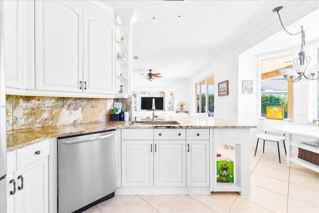 Недавно продано: $1,199,900 (5 спален, 3 ванн, 2704 Квадратных фут)