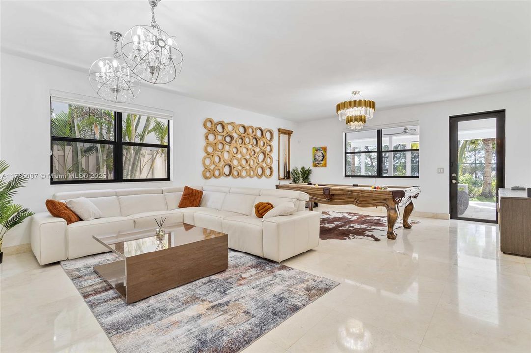 Под контрактом: $1,199,000 (5 спален, 4 ванн, 3820 Квадратных фут)