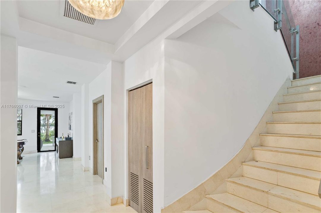 Под контрактом: $1,199,000 (5 спален, 4 ванн, 3820 Квадратных фут)