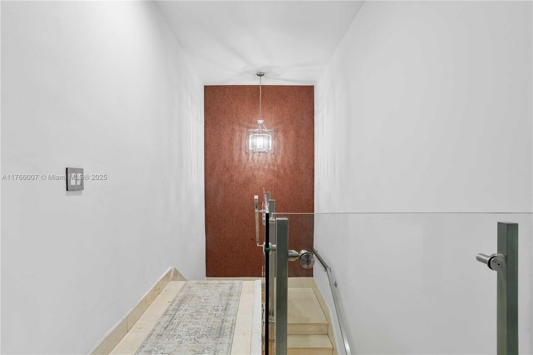 Под контрактом: $1,199,000 (5 спален, 4 ванн, 3820 Квадратных фут)