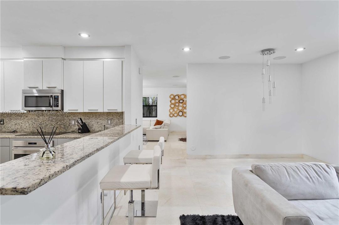 Под контрактом: $1,199,000 (5 спален, 4 ванн, 3820 Квадратных фут)