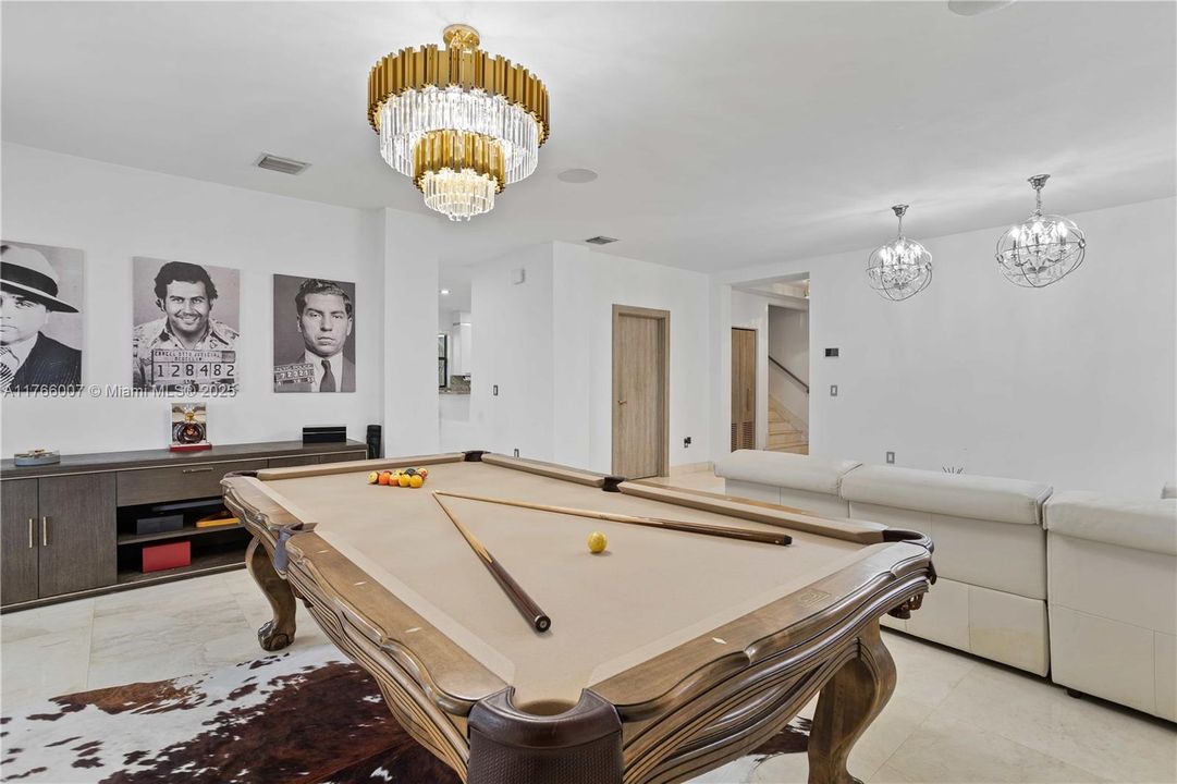 Под контрактом: $1,199,000 (5 спален, 4 ванн, 3820 Квадратных фут)