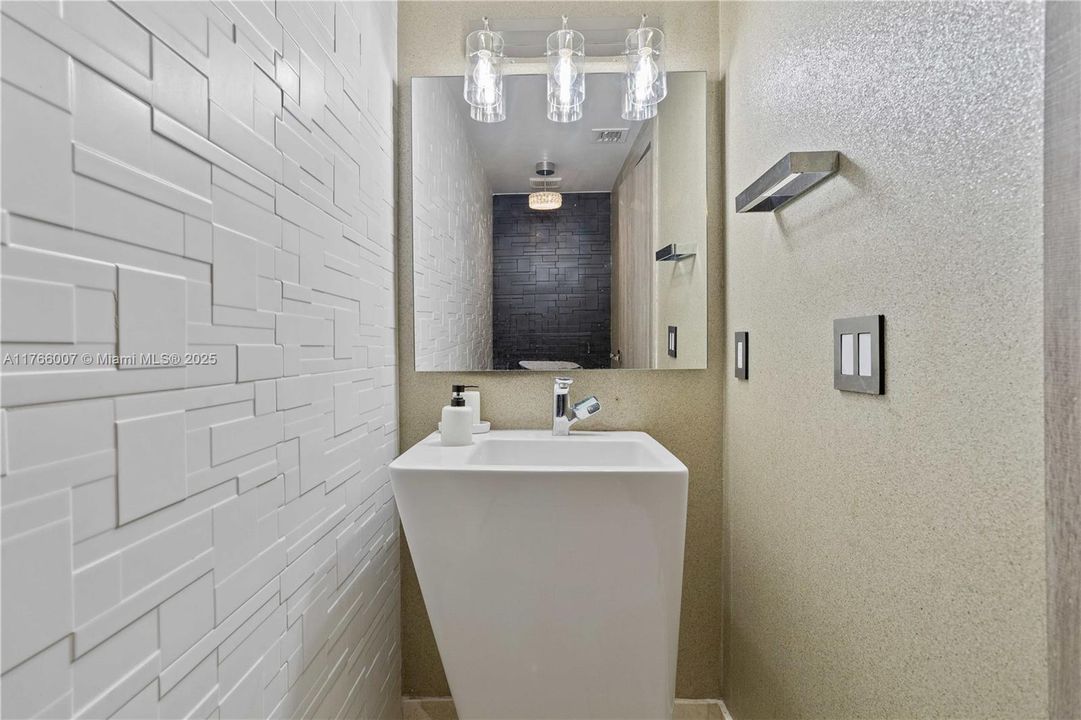 Под контрактом: $1,199,000 (5 спален, 4 ванн, 3820 Квадратных фут)