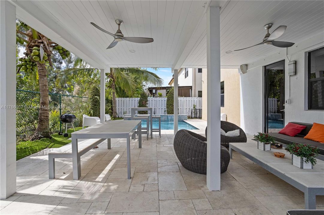 Под контрактом: $1,199,000 (5 спален, 4 ванн, 3820 Квадратных фут)