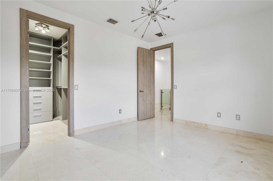 Под контрактом: $1,199,000 (5 спален, 4 ванн, 3820 Квадратных фут)