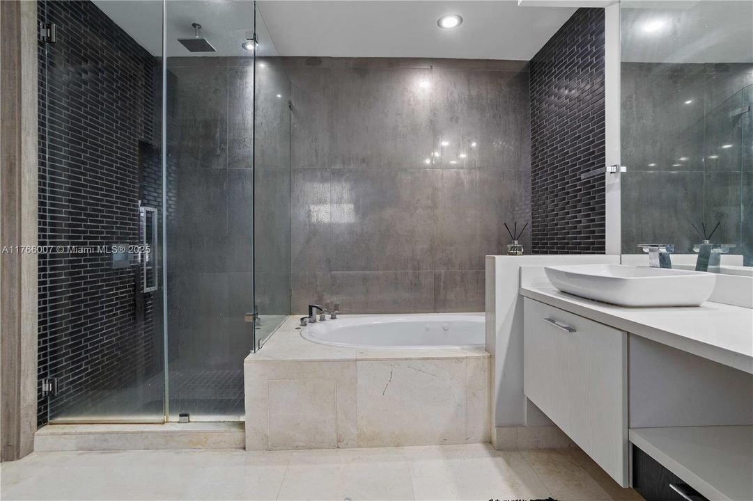 Под контрактом: $1,199,000 (5 спален, 4 ванн, 3820 Квадратных фут)