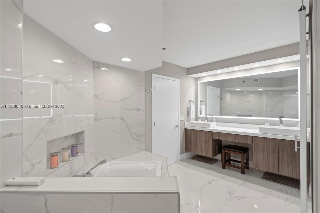 Недавно продано: $699,000 (2 спален, 2 ванн, 1353 Квадратных фут)