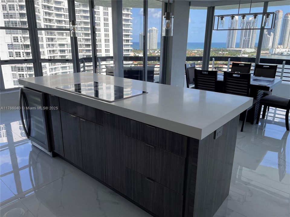 Недавно продано: $699,000 (2 спален, 2 ванн, 1353 Квадратных фут)