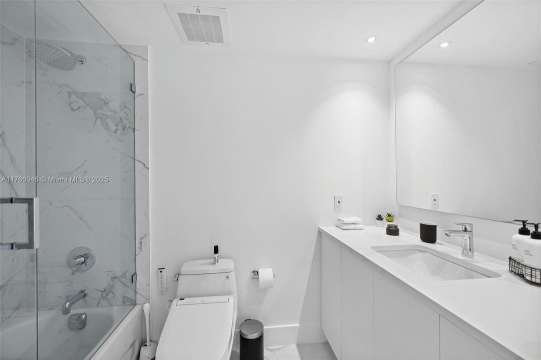 合同活跃: $2,800,000 (3 贝兹, 3 浴室, 2065 平方英尺)