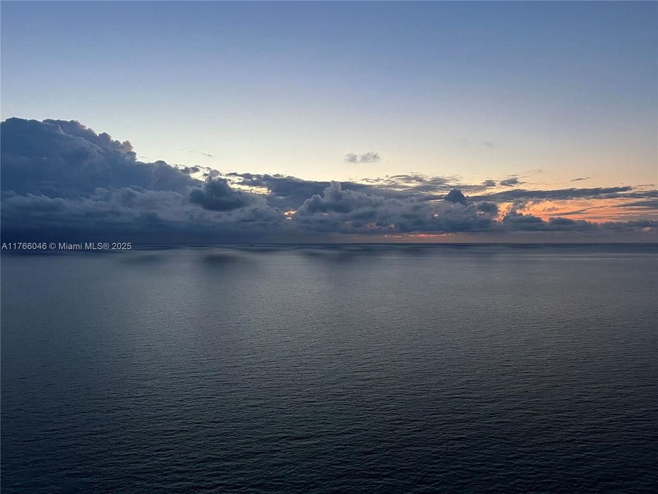 合同活跃: $2,800,000 (3 贝兹, 3 浴室, 2065 平方英尺)