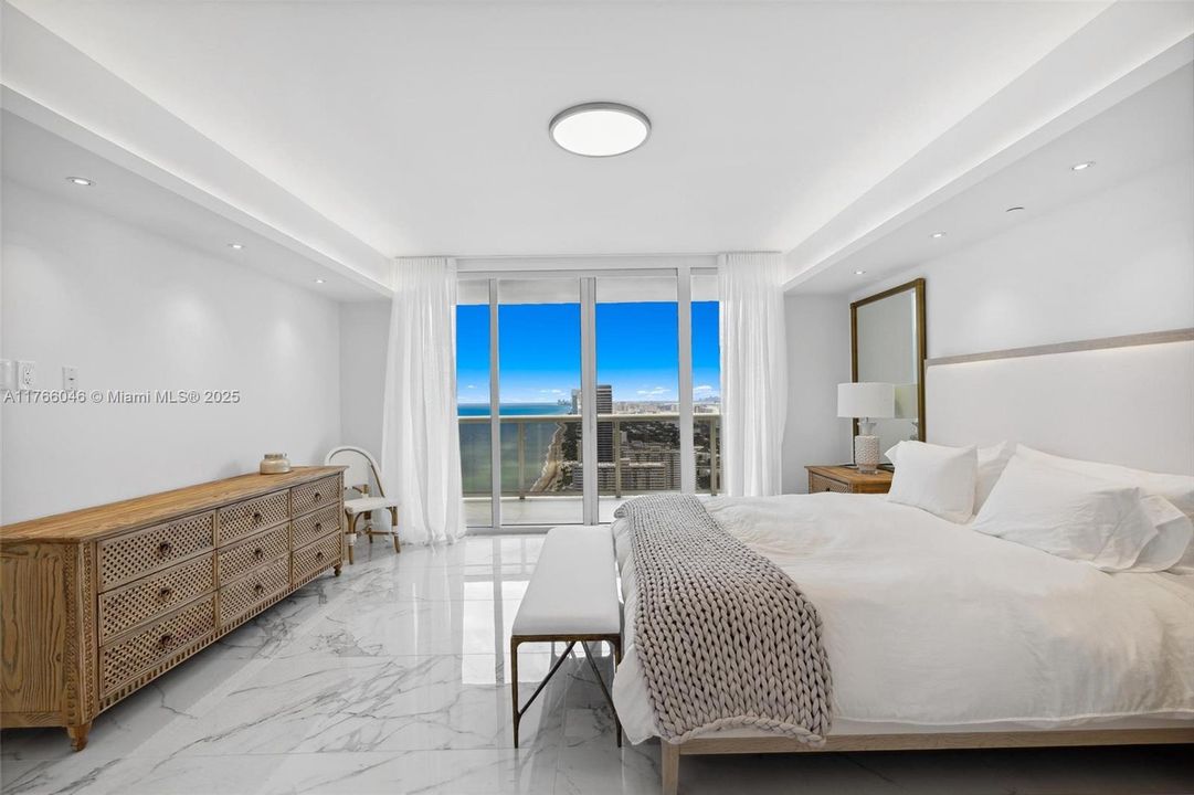 合同活跃: $2,800,000 (3 贝兹, 3 浴室, 2065 平方英尺)