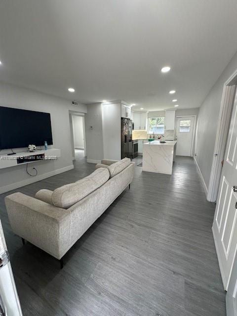 最近售出: $420,000 (3 贝兹, 2 浴室, 910 平方英尺)