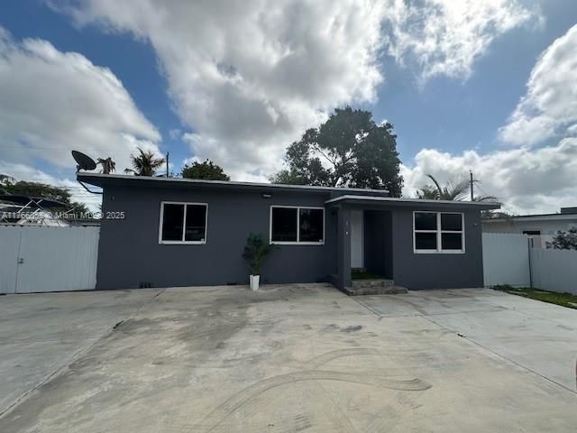 最近售出: $420,000 (3 贝兹, 2 浴室, 910 平方英尺)