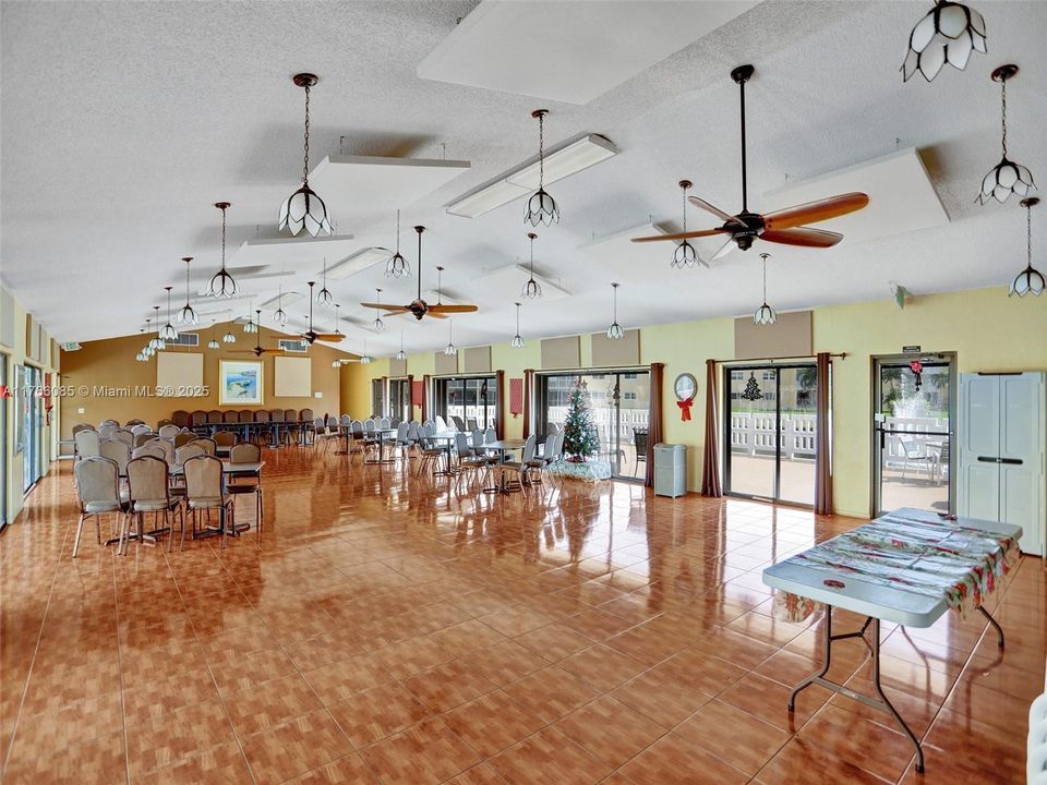 最近售出: $160,000 (1 贝兹, 1 浴室, 800 平方英尺)