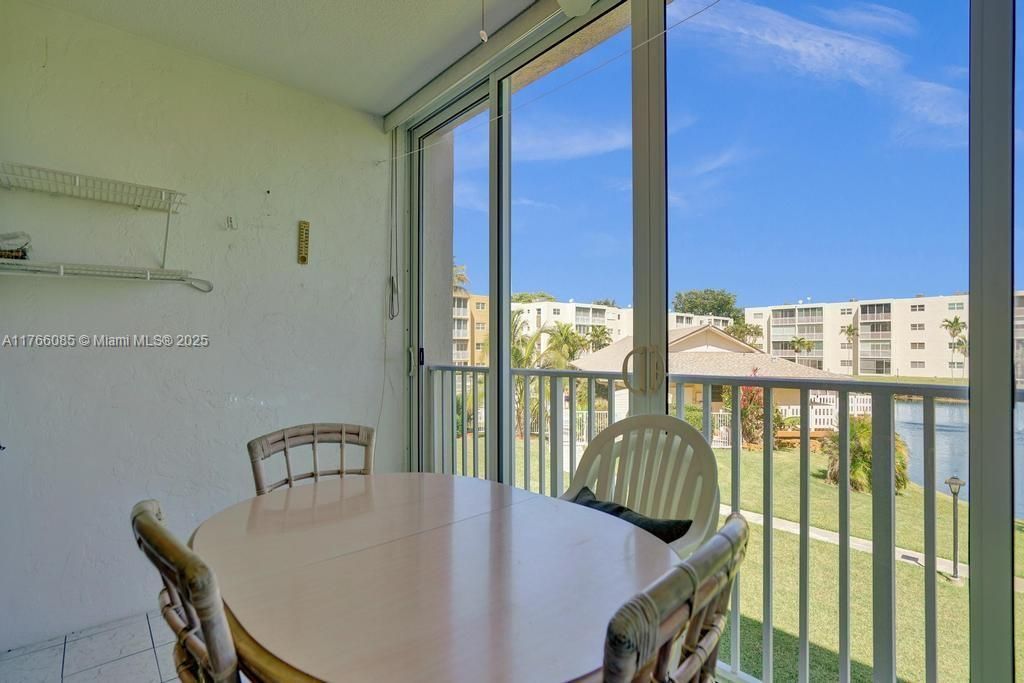 最近售出: $160,000 (1 贝兹, 1 浴室, 800 平方英尺)