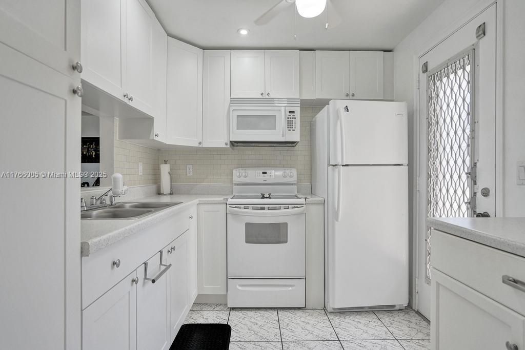 最近售出: $160,000 (1 贝兹, 1 浴室, 800 平方英尺)