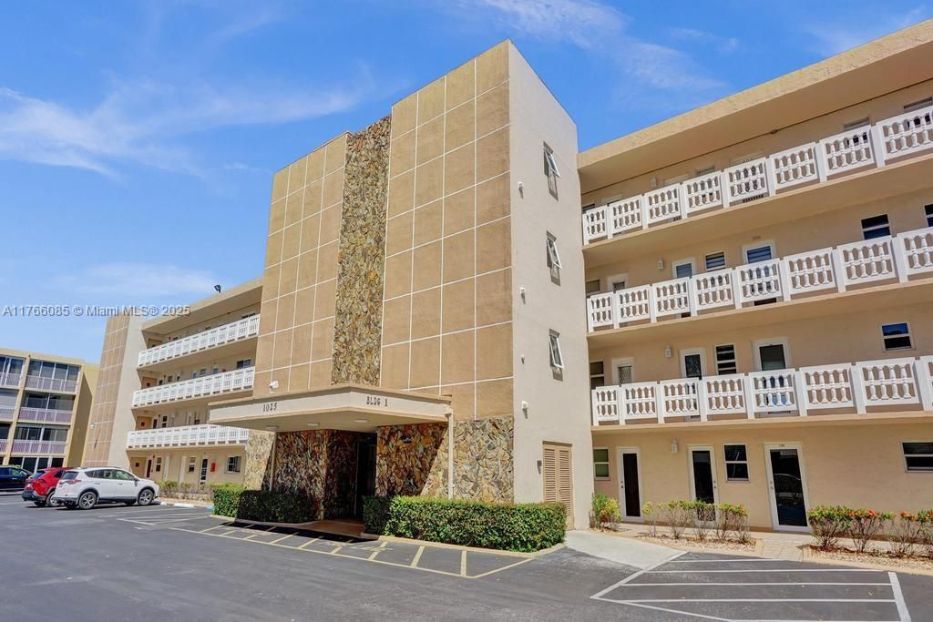 最近售出: $160,000 (1 贝兹, 1 浴室, 800 平方英尺)