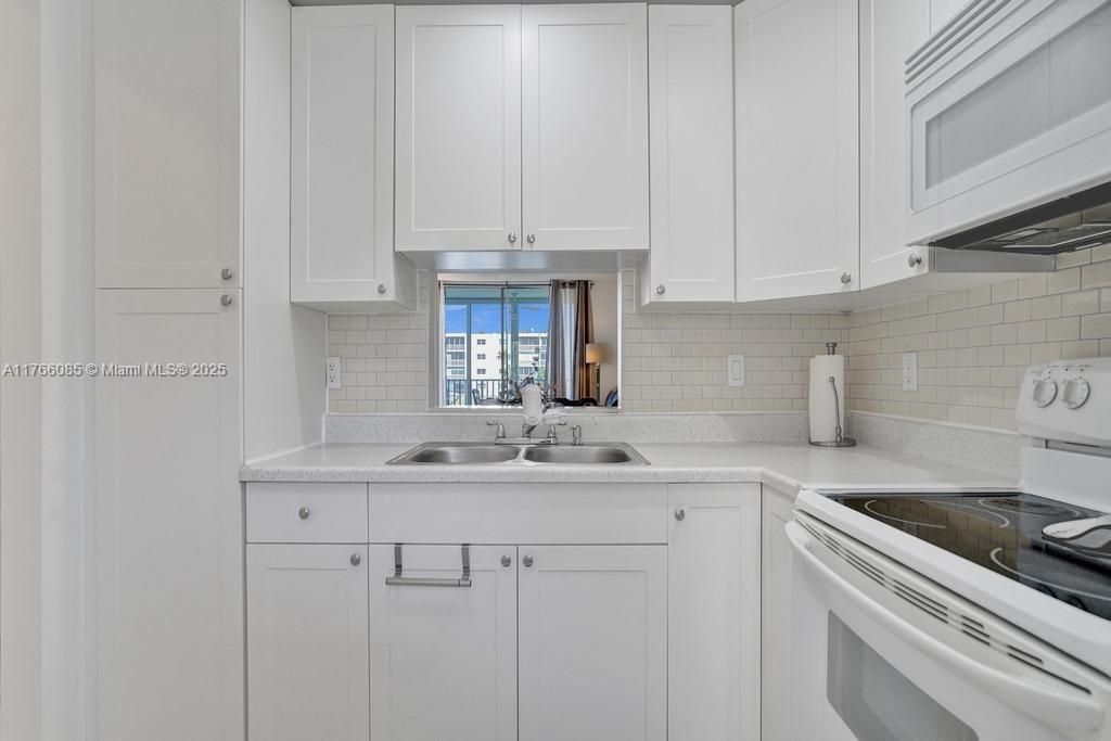 最近售出: $160,000 (1 贝兹, 1 浴室, 800 平方英尺)