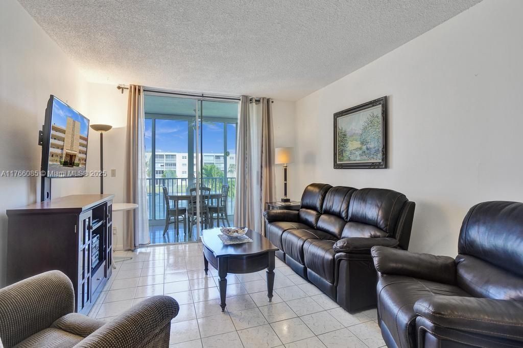 最近售出: $160,000 (1 贝兹, 1 浴室, 800 平方英尺)