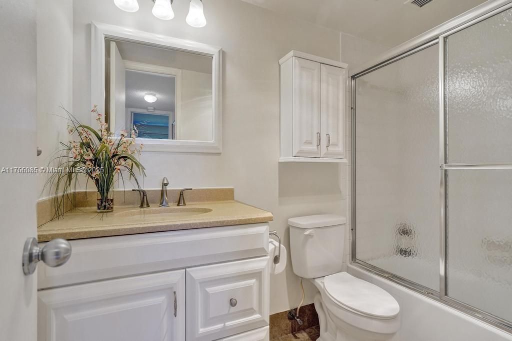 最近售出: $160,000 (1 贝兹, 1 浴室, 800 平方英尺)