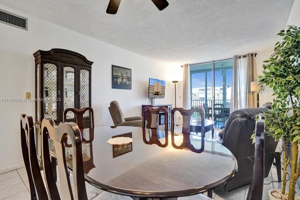 最近售出: $160,000 (1 贝兹, 1 浴室, 800 平方英尺)