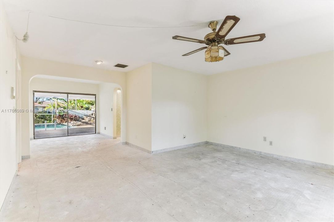 Recently Sold: $649,900 (4 beds, 3 baths, 2727 Square Feet)