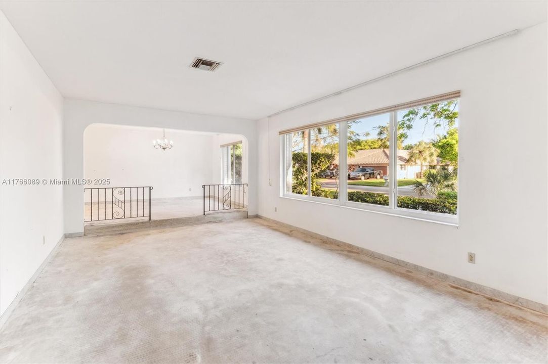 Recently Sold: $649,900 (4 beds, 3 baths, 2727 Square Feet)