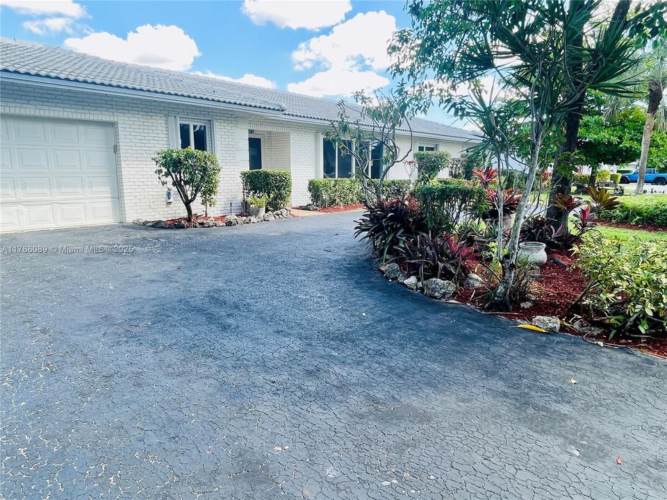 Recently Sold: $649,900 (4 beds, 3 baths, 2727 Square Feet)