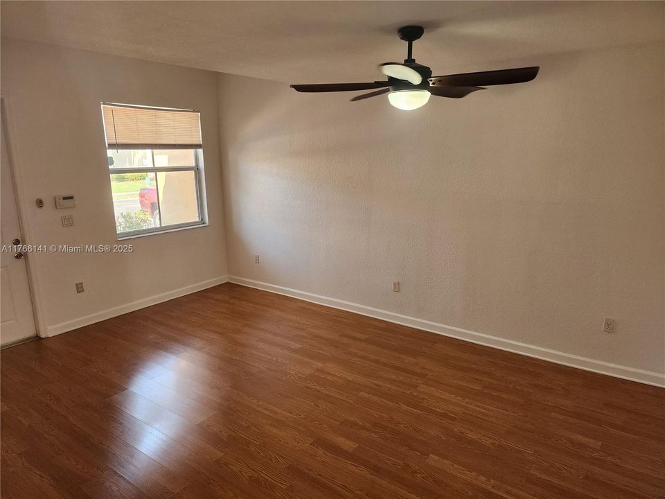 最近租的: $2,500 (3 贝兹, 3 浴室, 1590 平方英尺)