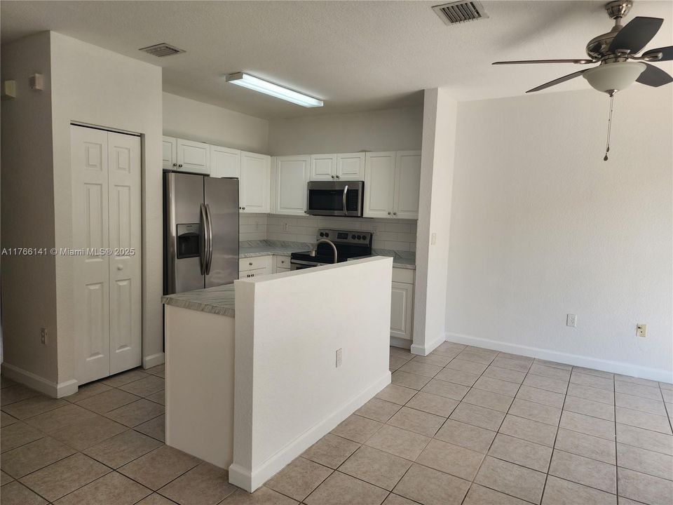 最近租的: $2,500 (3 贝兹, 3 浴室, 1590 平方英尺)