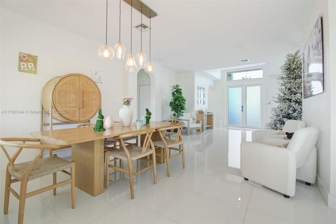 最近售出: $1,065,000 (4 贝兹, 3 浴室, 2722 平方英尺)