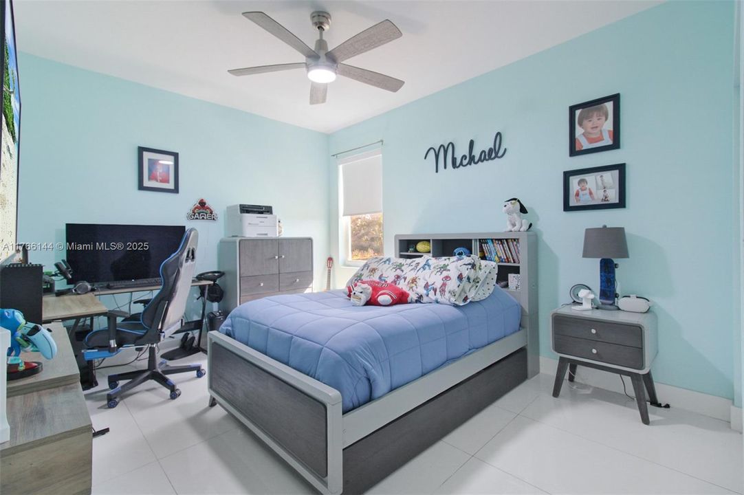 最近售出: $1,065,000 (4 贝兹, 3 浴室, 2722 平方英尺)