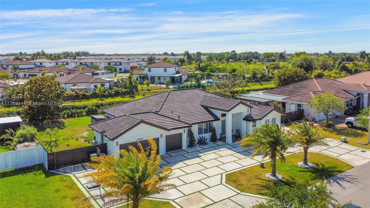 最近售出: $1,065,000 (4 贝兹, 3 浴室, 2722 平方英尺)