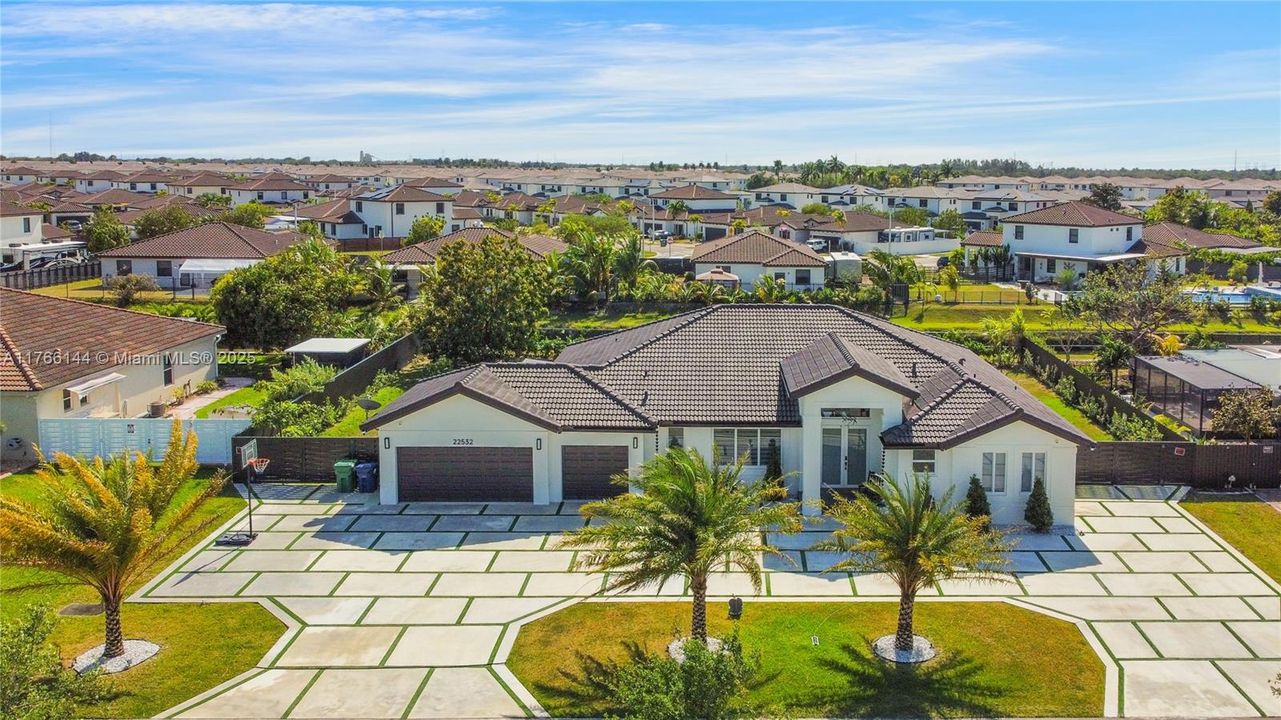 最近售出: $1,065,000 (4 贝兹, 3 浴室, 2722 平方英尺)