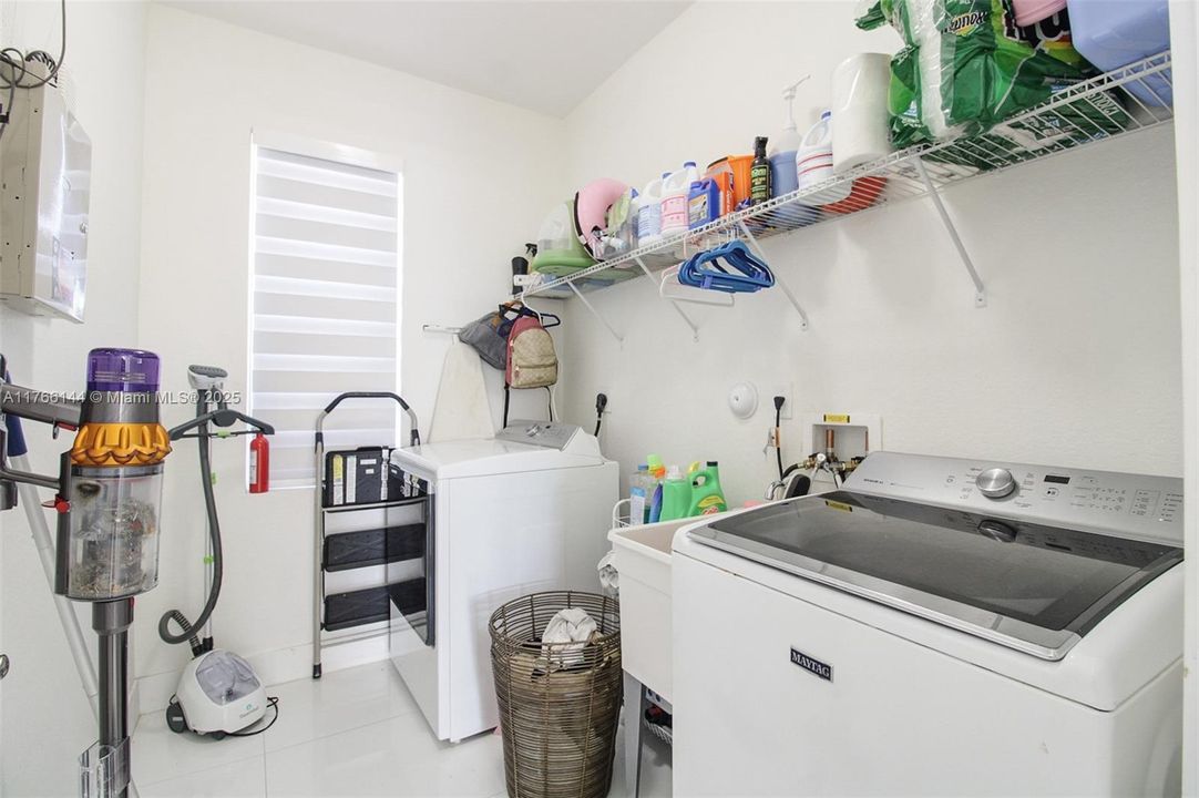 最近售出: $1,065,000 (4 贝兹, 3 浴室, 2722 平方英尺)