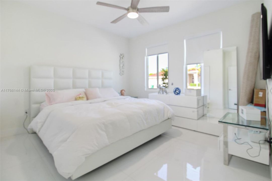 最近售出: $1,065,000 (4 贝兹, 3 浴室, 2722 平方英尺)