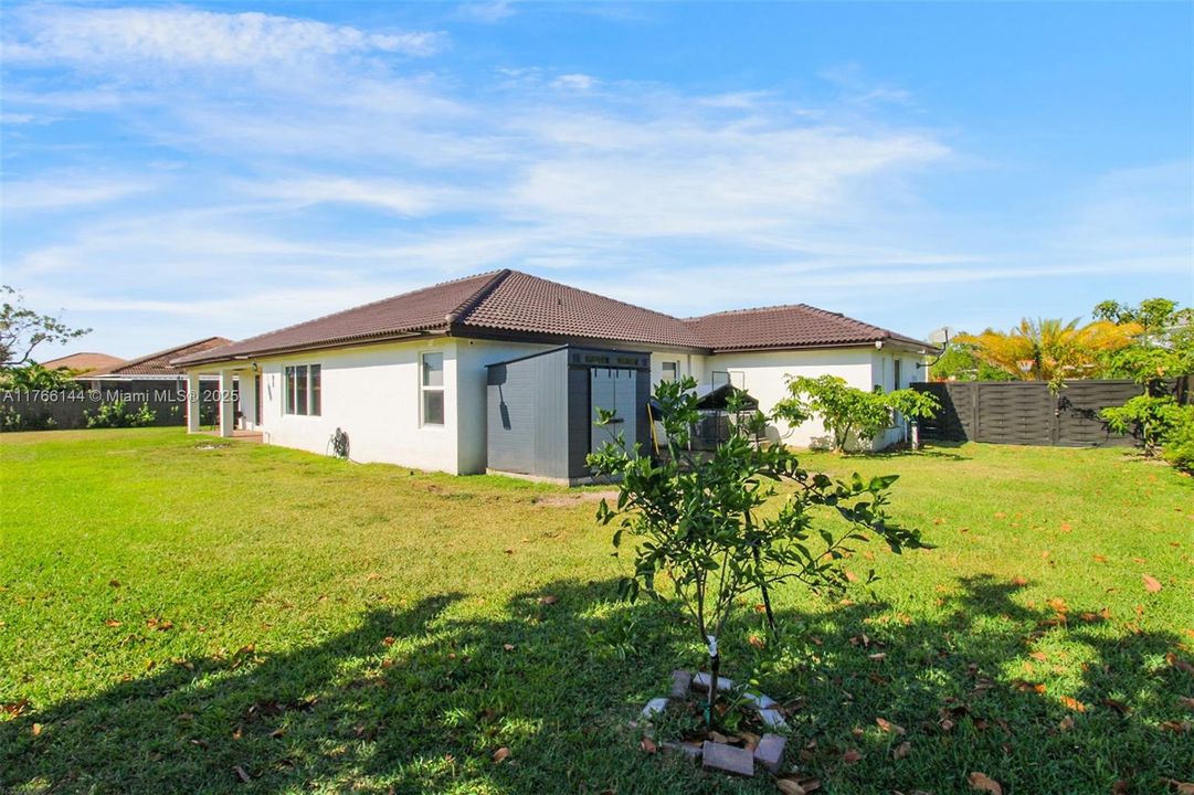 最近售出: $1,065,000 (4 贝兹, 3 浴室, 2722 平方英尺)