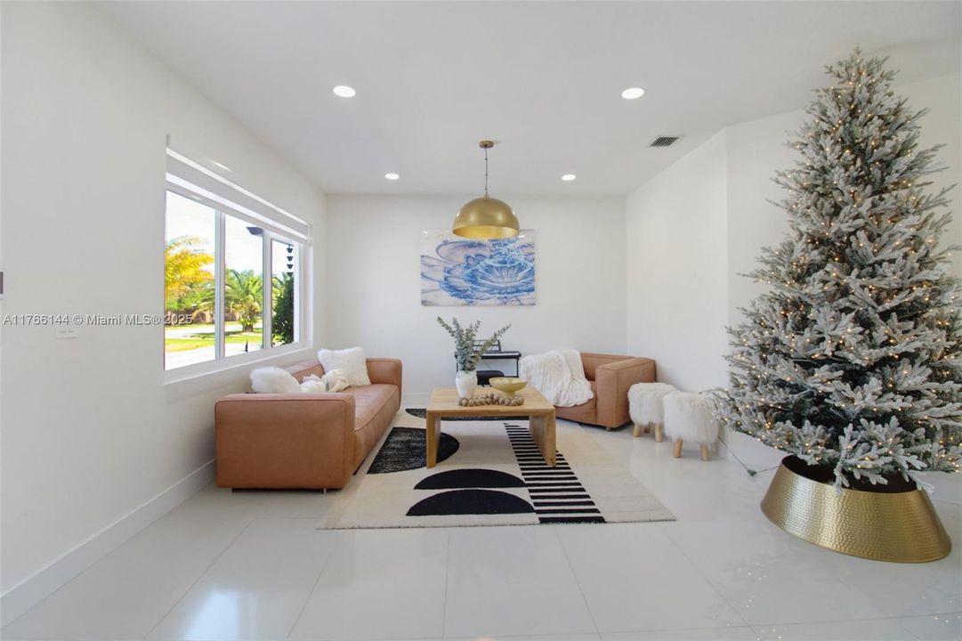 最近售出: $1,065,000 (4 贝兹, 3 浴室, 2722 平方英尺)